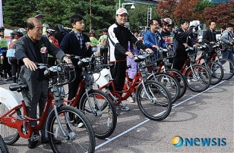공공자전거앞에서 포즈취하는 오세훈 시장