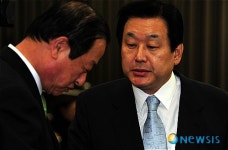 최병국 의원과 이야기 나누는 김무성 원내대표