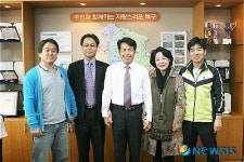 울산YMCA 관계자와 환담 나누는 윤종오 구청장