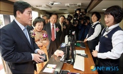 이동 우체국 살펴보는 최경환 지경부 장관