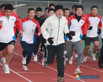 선수들과 함께 트랙을 달리는 유인촌 장관