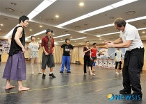 세세한 동작까지 꼼꼼히 챙기는 안무가 줄리안 모스