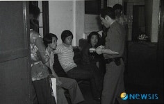 흑백 사진으로 보는 대한민국 현대사-장발족 단속