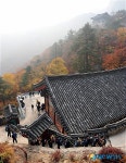 엄 대장과 함께 망월사 주변 돌아보는 시각장애인들