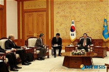 환담 나누는 이명박 대통령과 라자트 굽타 ICC 회장
