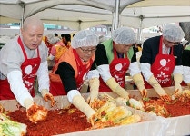 “기업과 종교계가 담근 사랑의 김치랍니다
