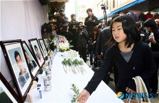 실내사격장 화재참사 1주기, 헌화하는 일본 유가족