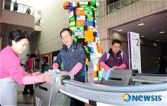 미화작업에 나선 홍성원 사장