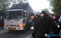 철거반원과 몸싸움 벌이는 철거민들