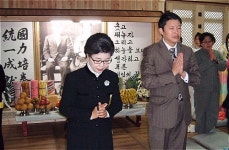 故 박정희 전 대통령 31주기 천도제, 합장하는 박근령 부부