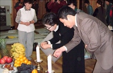 故 박정희 전 대통령 31주기 천도제, 향을 올리는 박근령 부부