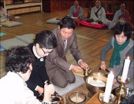故 박정희 전 대통령 31주기 천도제, 술잔을 올리는 박근령 부부