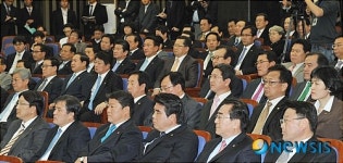 청목회관련  김무성 원내대표발언 경청하는 의원들