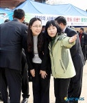 창녕서 설명든는 조해진 의원 부인 송 욱 여사