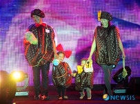 농산물 패션쇼에 참가한 장익는 마을 박원찬 가족