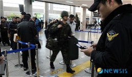 분주한 인천항 연안여객터미널
