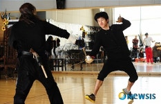 아토스에게 결투 신청하는 달타냥