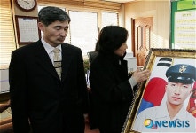 서 하사 바라보고 있는 부모님