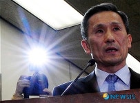김관진 국방부장관 후보자에게 플래시 터져