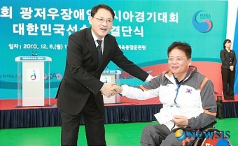 유인촌장관 장춘배 선수단장에게 격려금