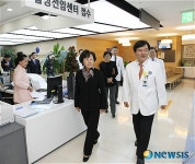 강남세브란스병원 시설 둘러보는 신연희 강남구청장