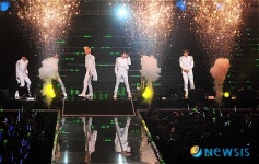 화려한 축포와 함께 시작되는 콘서트