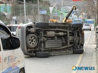 인천서구 도로 한복판 승용차 전복 사고