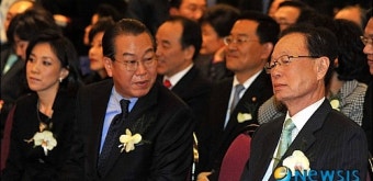 이야기나누는 박희태 국회의장과  권영세 의원
