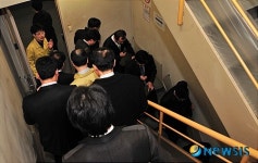 비상계단 이용해 대피하는 아세타워 상주 직원들