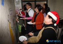 김두관 경남지사 청소년 보호시설에서 벽화 그리기