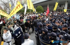 금호고속 노사 몸싸움 막는 경찰