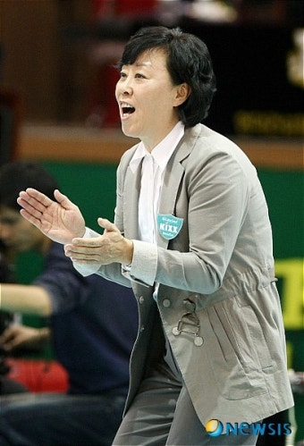 박수치는 조혜정 감독