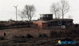 경계초소 앞에 나와있는 병사