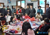 농촌公 군산지사, 지역아동센터에 성탄선물 전달