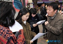 기자회견에 관심갖는 대림중학교 학생들