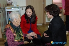 노인복지시설 방문한 에바 포피엘