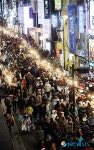 사람들로 북적이는 명동 거리