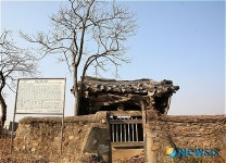 허물어져가고 있는 정려각