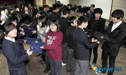 교복 전달식 갖는 방산중학교 학생들