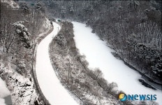 눈 내린 파로호 사잇길
