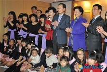 박희태 국회의장 선덕원합창단 및 어린이와 함께