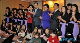 박희태 국회의장 선덕원합창단 및 어린이와 함께