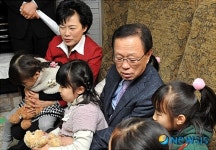 선덕원 어린이와  박희태 국회의장