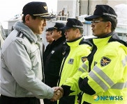 연평파출소 직원들과 악수하는 조현오 경찰청장