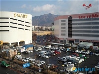 마주본 이마트-롯데마트 도로 붐벼