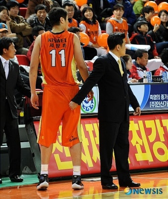 서장훈, '감독님 어딜 잡으세요!'