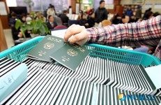 분주한 여권 민원실