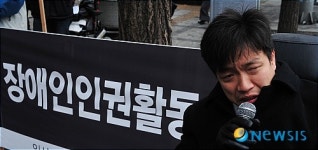 추모발언하는 성북장애인자립생활센터 이원교 소장
