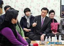 주민 건의에 답하는 손 대표