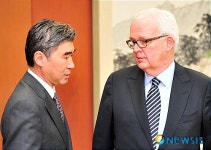 성김 특사와 이야기 나누는 보즈워스 특별대표